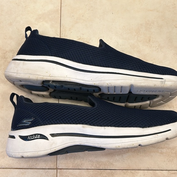 Skechers navy arch fit slip on shoes - Picture 2 of 7